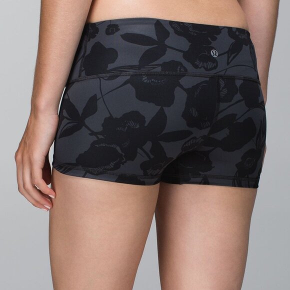 Lululemon Boogie Short Full-On Luxtreme in Flat Inky Floral Printed Deep Coal - Picture 2 of 3